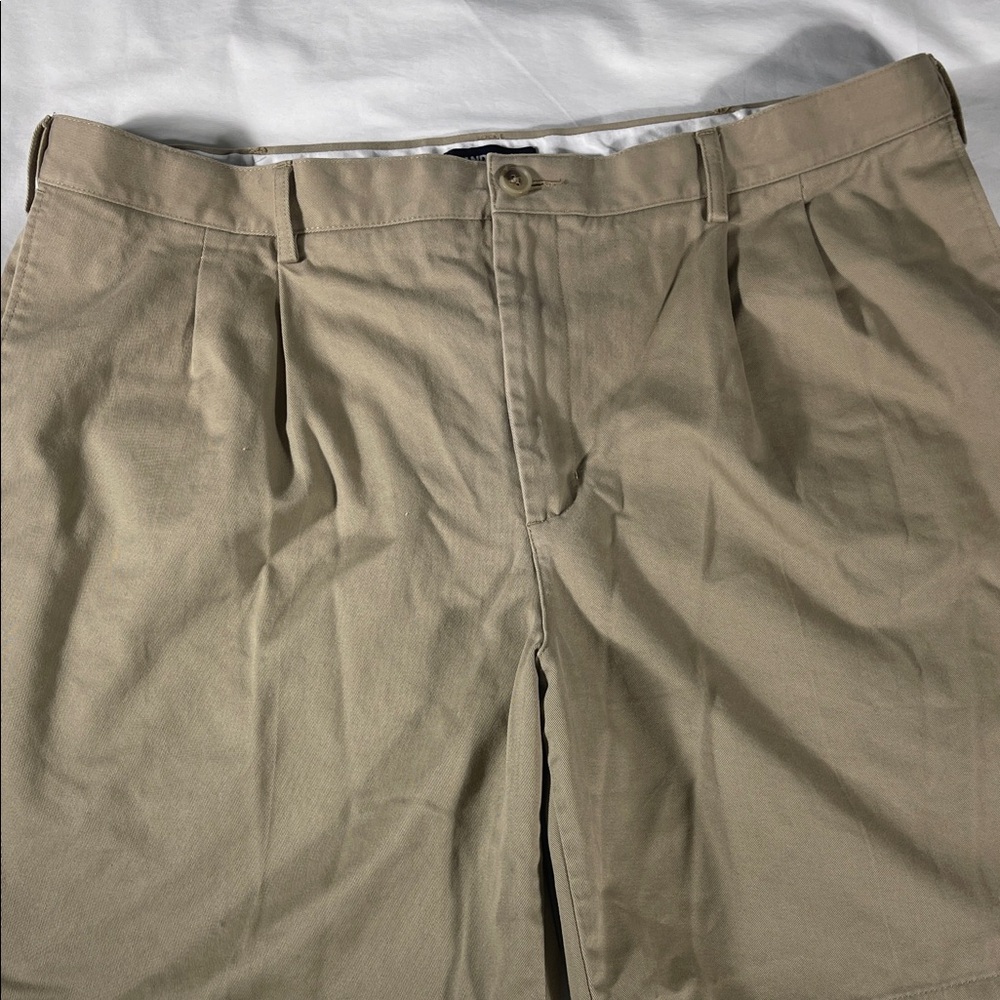 Lands' End mens khaki Traditional Fit pleated 8" inseam chino shorts - size 40